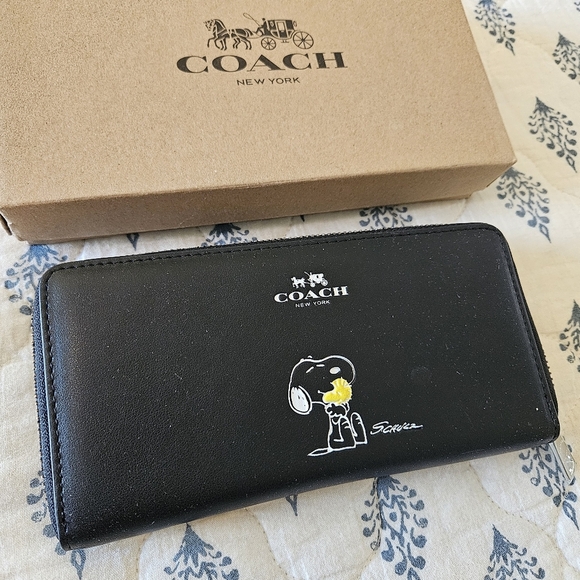 COACH Peanuts Snoopy Black Leather Accordion Zip Wallet Limited Edition NWT - Picture 10 of 13